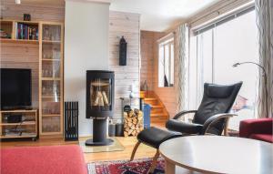 Sjusjøen的住宿－Fjellstua C3, Leil, 202，客厅设有壁炉、桌子和椅子