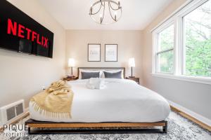 Posteľ alebo postele v izbe v ubytovaní 6 Bed Chic Stylish Home - 5 Mins to U of A & Whyte Ave - Fast Wi-Fi - Free Parking & Netflix