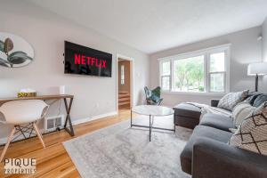 Een zitgedeelte bij 6 Bed Chic Stylish Home - 5 Mins to U of A & Whyte Ave - Fast Wi-Fi - Free Parking & Netflix