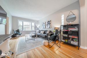 Een zitgedeelte bij 6 Bed Chic Stylish Home - 5 Mins to U of A & Whyte Ave - Fast Wi-Fi - Free Parking & Netflix