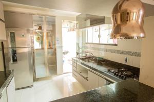 Kuchyň nebo kuchyňský kout v ubytování Porto das Dunas Casa Temporada Estilo e Conforto