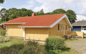 プリヴァルにあるFrische Brise 15 - Dorf 3の赤屋根の黄色い家