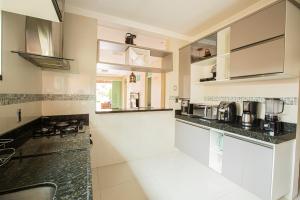 Kuchyň nebo kuchyňský kout v ubytování Porto das Dunas Casa Temporada Estilo e Conforto