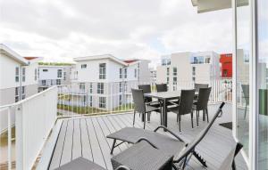 un balcone con tavolo, sedie e edifici di Dünenvilla 12, Whg 10 a Travemünde