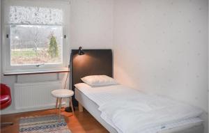 Kisa的住宿－3 Bedroom Nice Home In Kisa，一间小卧室,配有床和窗户