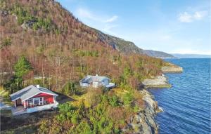 LavikにあるStunning Home In Lavik With 3 Bedrooms And Wifiの水辺の崖の上の家