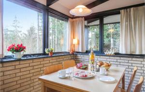 Beautiful Home In Gerolstein With 3 Bedrooms And Wifiにあるレストランまたは飲食店