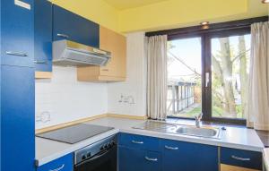 Kitchen o kitchenette sa Beautiful Home In Gerolstein With 3 Bedrooms And Wifi