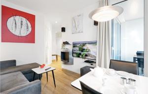 トラフェミュンデにあるStunning Apartment In Lbeck Travemnde With 1 Bedrooms And Wifiのリビングルーム(ソファ、テーブル付)