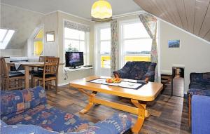 un soggiorno con tavolo e una sala da pranzo di Gorgeous Home In Hatlestrand With House Sea View a Hatlestrand