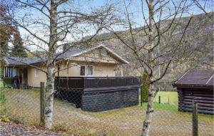 een huis met een hek ervoor bij Beautiful Home In Bygland With 3 Bedrooms in Bygland