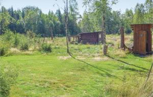 un terrain ouvert avec une clôture et un hangar dans l'établissement Amazing Home In Brunskog With Kitchen, à Brunskog