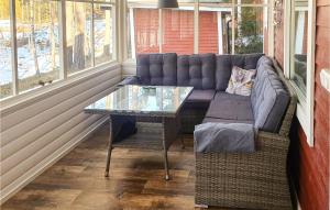 SlirudにあるGorgeous Home In Svanskog With Kitchenのソファーテーブル