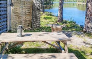SlirudにあるGorgeous Home In Svanskog With Kitchenの水の横のピクニックテーブル +7枚の写真