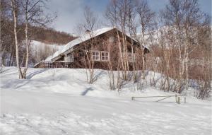 une maison dans la neige avec des arbres enneigés, le commandmottermott dans l'établissement 5 Bedroom Amazing Home In Geilo, à Geilo
