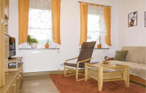 AmtsbergにあるStunning Apartment In Gelenau-erz, With Kitchenのリビングルーム(ソファ、椅子、テーブル付)