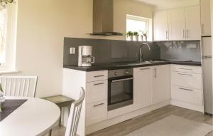 Majoituspaikan Holiday Home Sölvesborg Xiv keittiö tai keittotila
