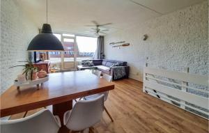 ein Wohnzimmer mit einem Holztisch und Stühlen in der Unterkunft Aquadelta Bruinisse-clipper 26 in Bruinisse