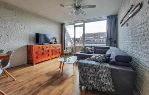 ein Wohnzimmer mit einem Sofa und einem TV in der Unterkunft Aquadelta Bruinisse-clipper 26 in Bruinisse