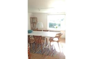 ein Esszimmer mit einem Tisch und Stühlen in der Unterkunft Gorgeous Home In Degerhamn With Kitchen in Degerhamn