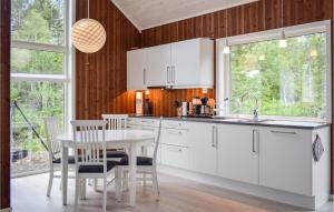 Dapur atau dapur kecil di Cozy Home In Skollenborg With Kitchen