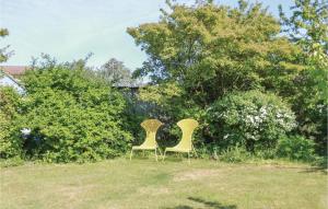 イースタッドにあるCozy Home In Ystad With Kitchenの庭の芝生に座る椅子2脚