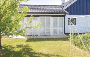 イースタッドにあるCozy Home In Ystad With Kitchenのデッキ付き家