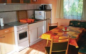 Lovely Home In Boitzenburger Land With Kitchen tesisinde mutfak veya mini mutfak