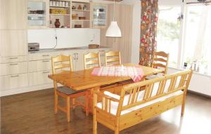 eine Küche mit einem Holztisch und Stühlen in der Unterkunft Amazing Home In Sknes Fagerhult With Sauna in Skånes Värsjö