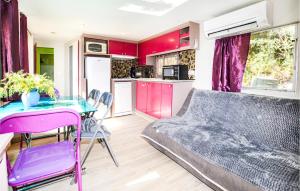 un soggiorno con divano e tavolo in vetro di 2 Bedroom Nice Home In Tavera a Tavera