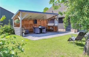 un pabellón con una mesa y sillas en un patio en Awesome Home In Udenhout With House A Panoramic View, en Udenhout