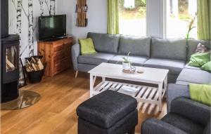 uma sala de estar com um sofá e uma mesa em Lovely Home In rjng With Kitchen em Gyltenäs