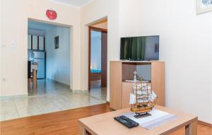 a living room with a tv and a table at Beautiful Apartment In Raslina With Wifi in Raslina