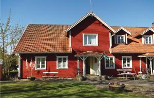 une maison rouge avec un toit rouge dans l'établissement Nice Apartment In Immeln With 3 Bedrooms And Wifi, à Immeln