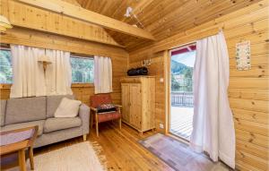 un soggiorno con divano e finestra di Amazing Home In Sandane With 3 Bedrooms a Sandane