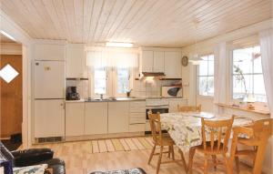 A kitchen or kitchenette at Cozy Home In Sysslebck With House A Mountain View