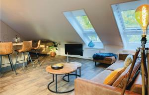 sala de estar con sofá y mesa en Stunning Apartment In Schagerbrug With Wifi, en Schagerbrug