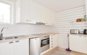 SundsandvikにあるNice Home In Henn With 2 Bedrooms And Wifiの白いキッチン(白いキャビネット、シンク付)