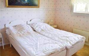 Ένα ή περισσότερα κρεβάτια σε δωμάτιο στο Awesome Home In Svanskog With Wifi