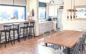ベルゲン・アーン・ゼーにあるHet Stationのキッチン(木製テーブル、いくつかの椅子付)