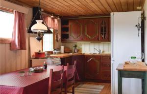 Kuhinja ili čajna kuhinja u objektu 2 Bedroom Cozy Home In Vegrshei