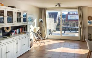 ベルゲン・アーン・ゼーにあるHet Stationのキッチン(パティオに面したドア付)