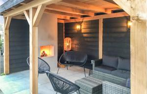 ベルゲン・アーン・ゼーにあるHet Stationのソファと椅子とテーブルのあるパティオ +14枚の写真