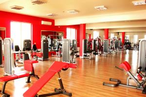 Fitness centrum a/nebo fitness zařízení v ubytování FusGym Resort
