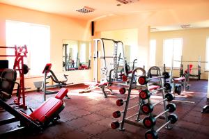 Fitness centrum a/nebo fitness zařízení v ubytování FusGym Resort