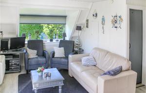 フローテ・ケーテンにあるAmazing Home In Groote Keeten With 3 Bedrooms And Wifiのリビングルーム(ソファ、椅子、テレビ付)