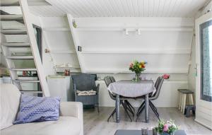 フローテ・ケーテンにあるAmazing Home In Groote Keeten With 3 Bedrooms And Wifiのリビングルーム(テーブル、ソファ付)