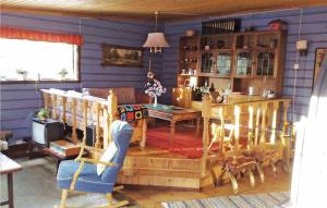 sala de estar con mesa de madera y sillas en 3 Bedroom Cozy Home In Vatnestrm, en Oggevatn