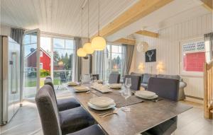 comedor con mesa y sillas en Beautiful Home In Zerpenschleuse With Wifi, en Zerpenschleuse