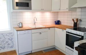 Dapur atau dapur kecil di Stunning Home In Gislaved With Wifi